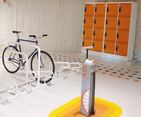 photo de la METSTATION Pey Berland à Bordeaux. parking velo avec services de gonflage et réparation, casiers avec prises de recharge