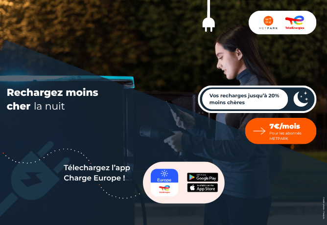 jeune femme qui branche son véhicule éléctrique - telechargez l'app TotalEnergies