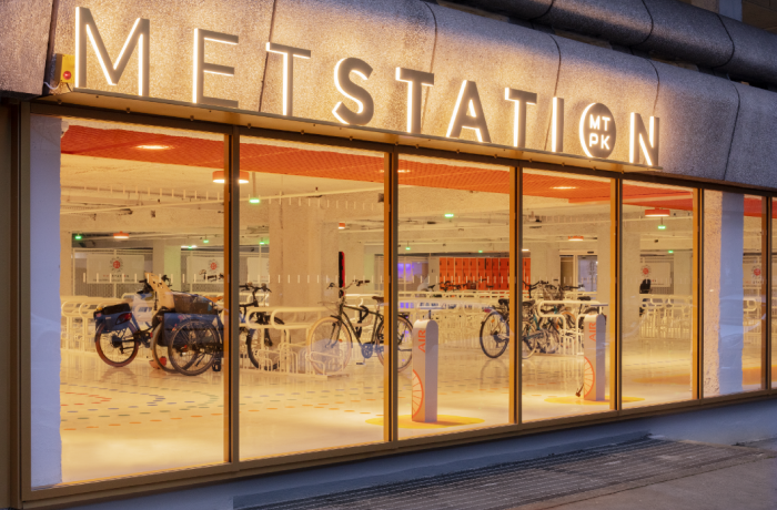 vitrine extérieure de nuit METSTATION 8 mai 45