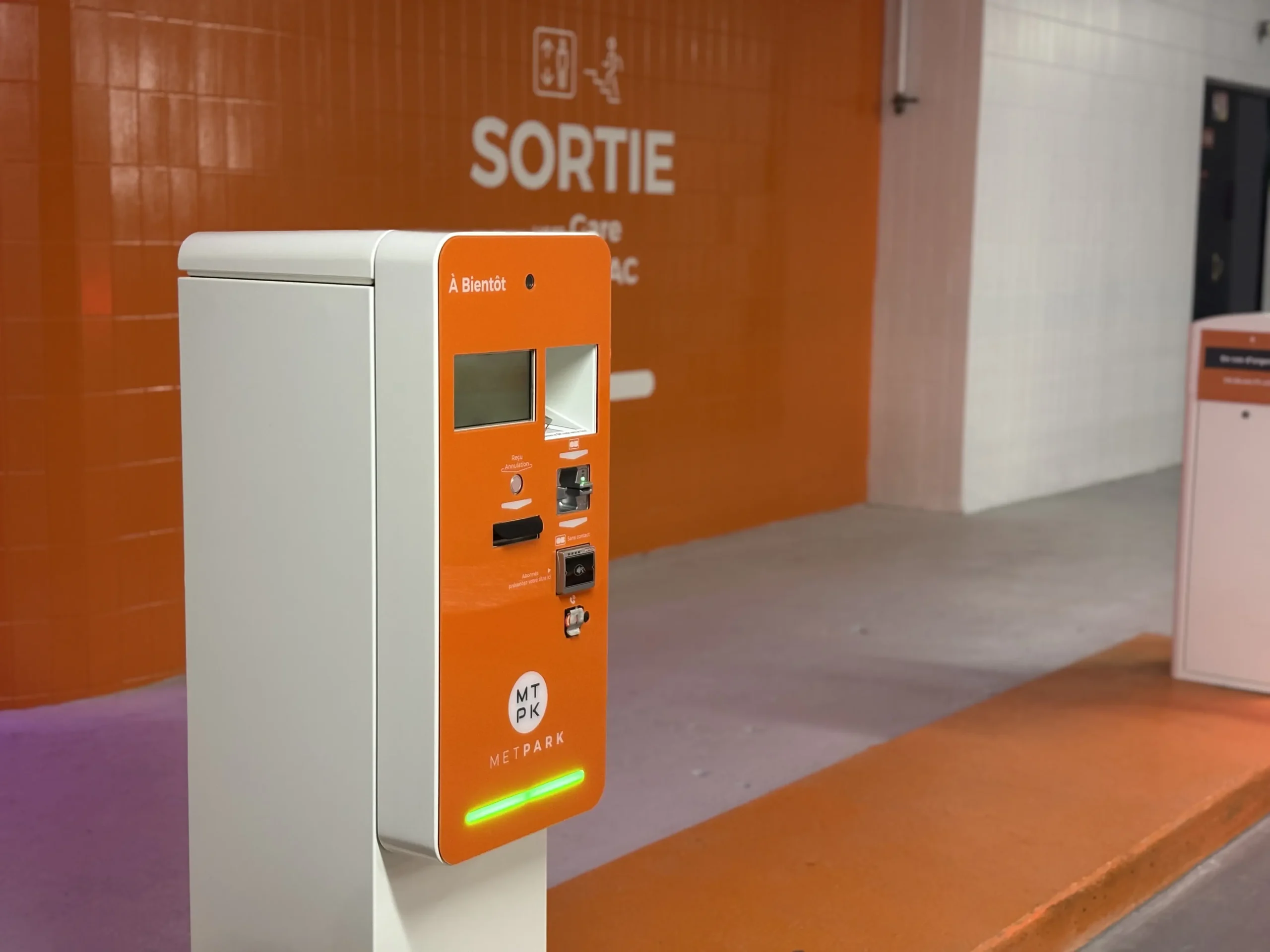 Borne Hitachi Rail - Parking sans ticket METPARK Pessac centre
