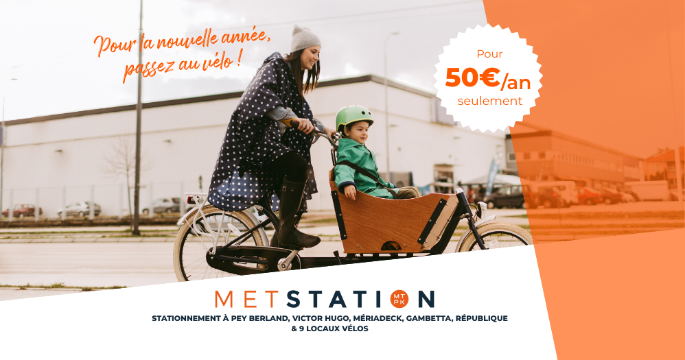Femme sur un vélo_Stationnement 50€ par METSTATION par METPARK à Bordeaux et sa métropole
